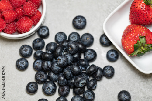 Blueberries with raspberries in bowl