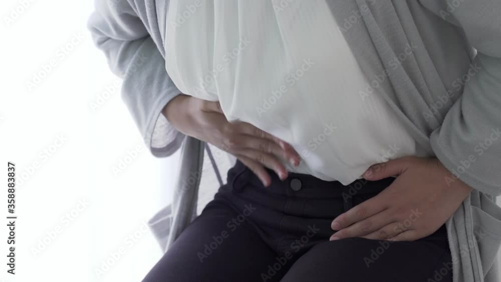 腹痛に悩む女性 腹痛に悩む女性