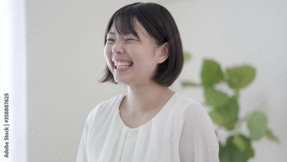 笑顔で話す女性 笑顔で話す女性