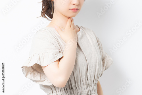 Photography 喉が痛い若い女性