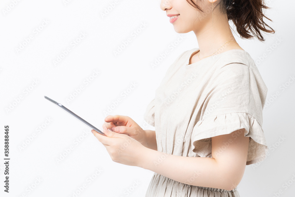 タブレット端末を使う若い女性 タブレット端末を使う若い女性