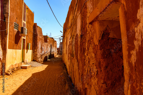 Obraz na płótnie Red building of Timimoun, Adrar Province, south-central Algeria w salonie
