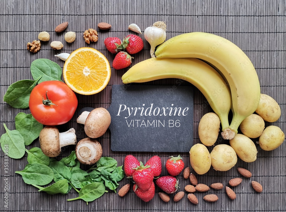 Foto de Foods rich in vitamin B6 (Pyridoxine). Assortment of fresh fruit and vegetable high in