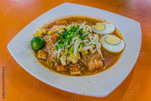 Fotografía Mee Siam, meal in the Chinatown hawker center in Singapore.