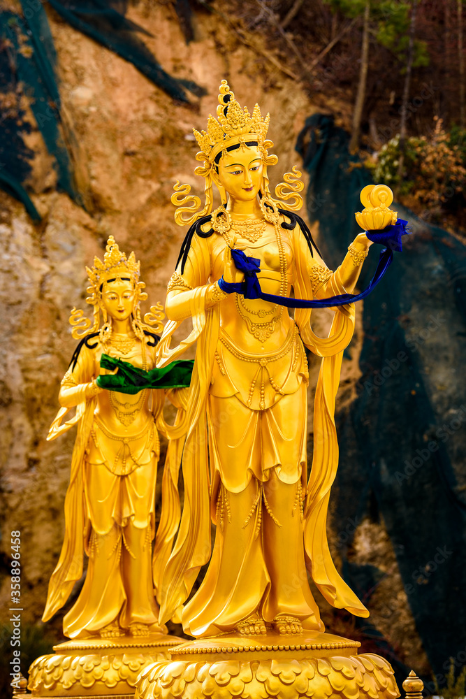 Obraz premium Golden statue around the Big Buddha statue in the Kingdom of Bhutan