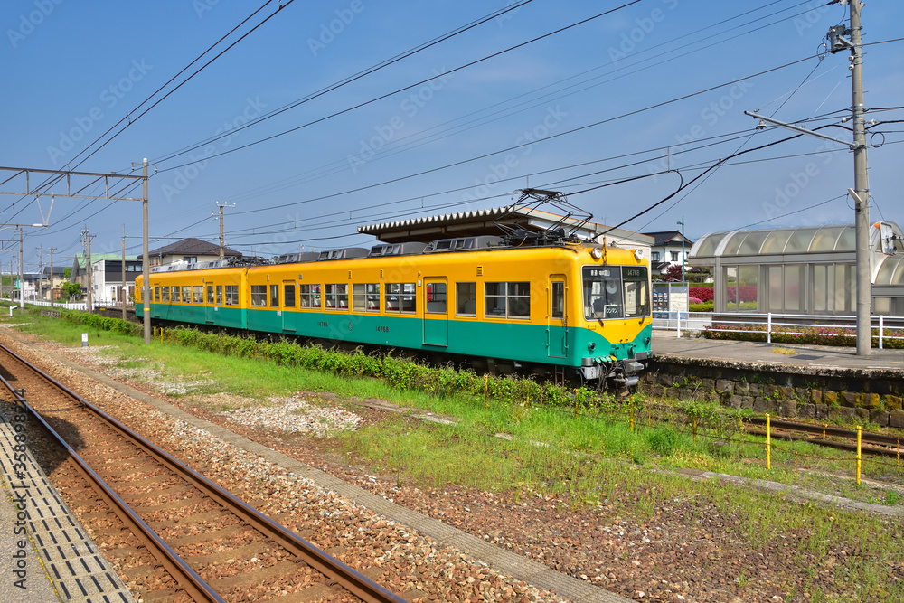 富山地方鉄道滑川駅に停車中の14760系電車