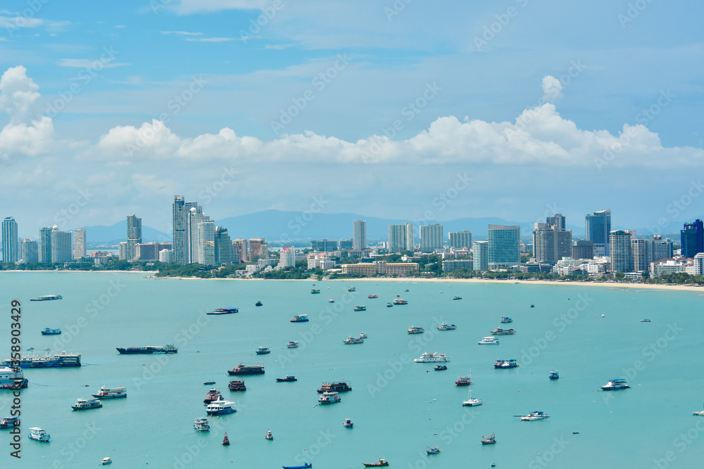 Obraz premium In the city, look at the hock angle. Saw the condo and the beach A beautiful view