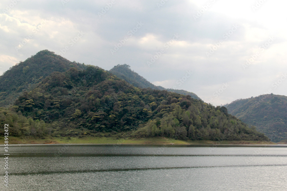 paisaje a la orilla del lago un día nublado en Tenango de las Flores Necaxa México 