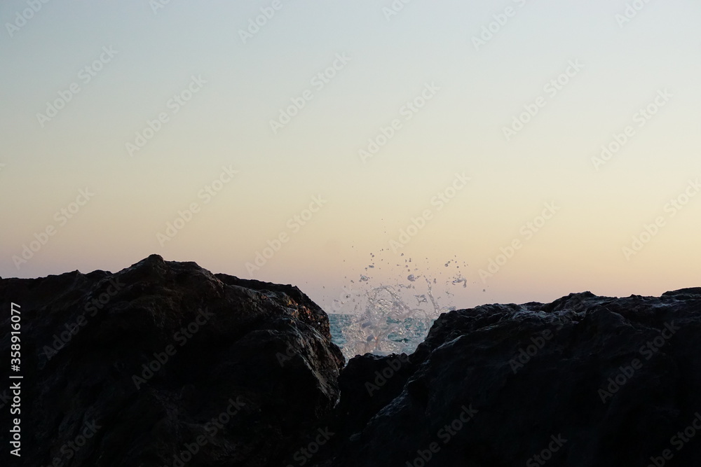 Obraz premium Sp;ash wave in the sea and stone at Thailand