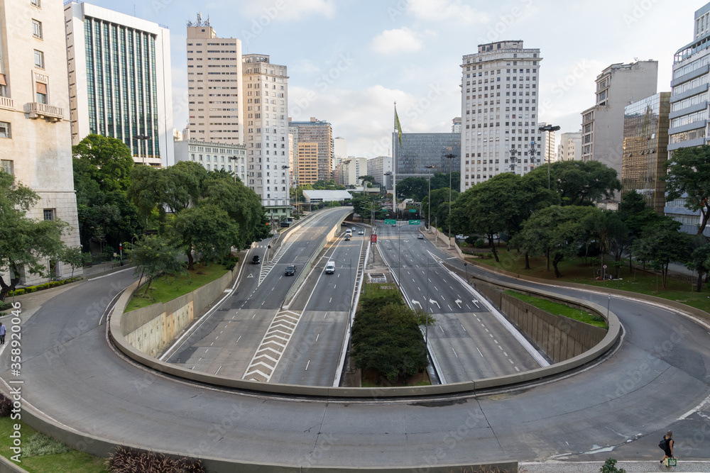 Fototapeta premium Imagem do centro da cidade com ruas vazias durante a quarentena e pandemia