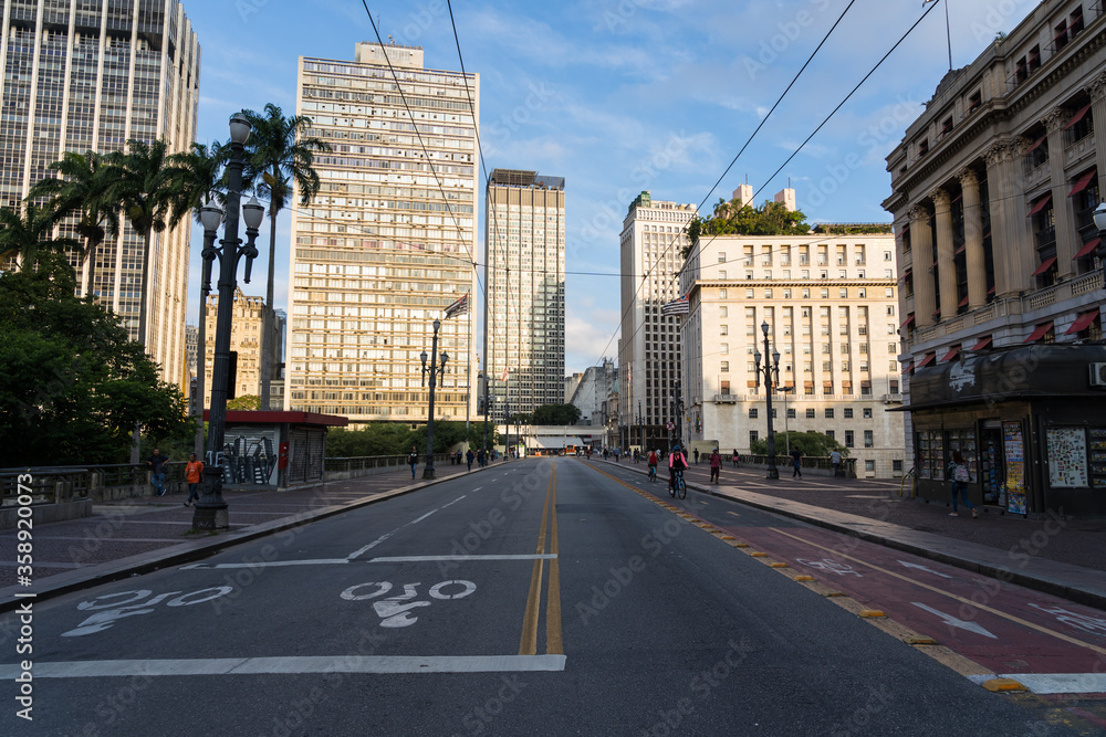 Imagem do centro da cidade com ruas vazias durante a quarentena e pandemia