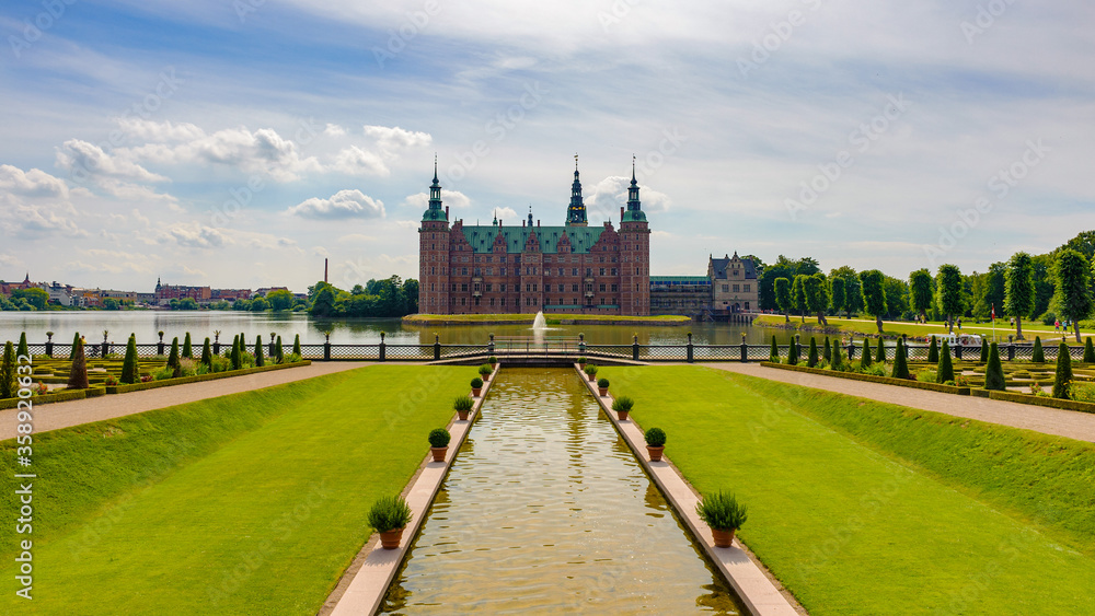 Fototapeta premium Frederiksborg Palace from the garden