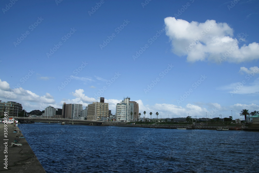 片瀬江ノ島駅近くの川風景