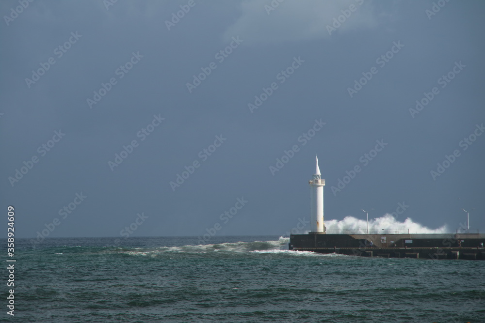 江ノ島灯台に打ち付ける波