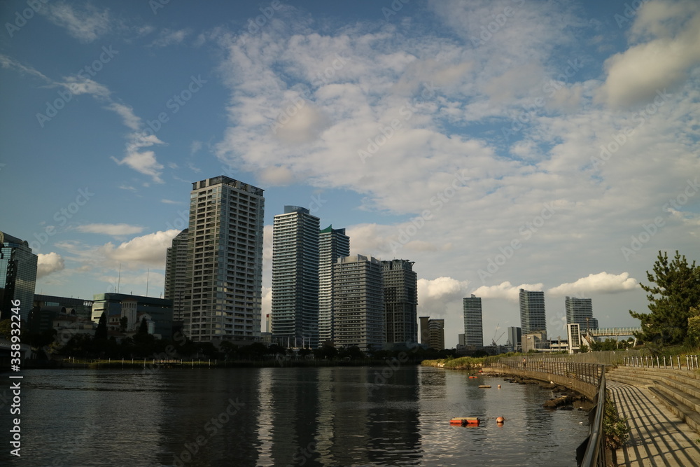 Naklejka premium Wielopiętrowy apartament na terenie portu w Jokohamie