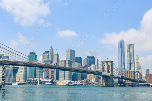 Fototapeta Naklejka Na Ścianę i Meble -  Brooklyn Bridge and Manhattan Skyline 