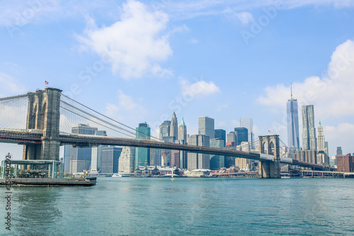 Brooklyn Bridge and Manhattan Skyline © Zimu