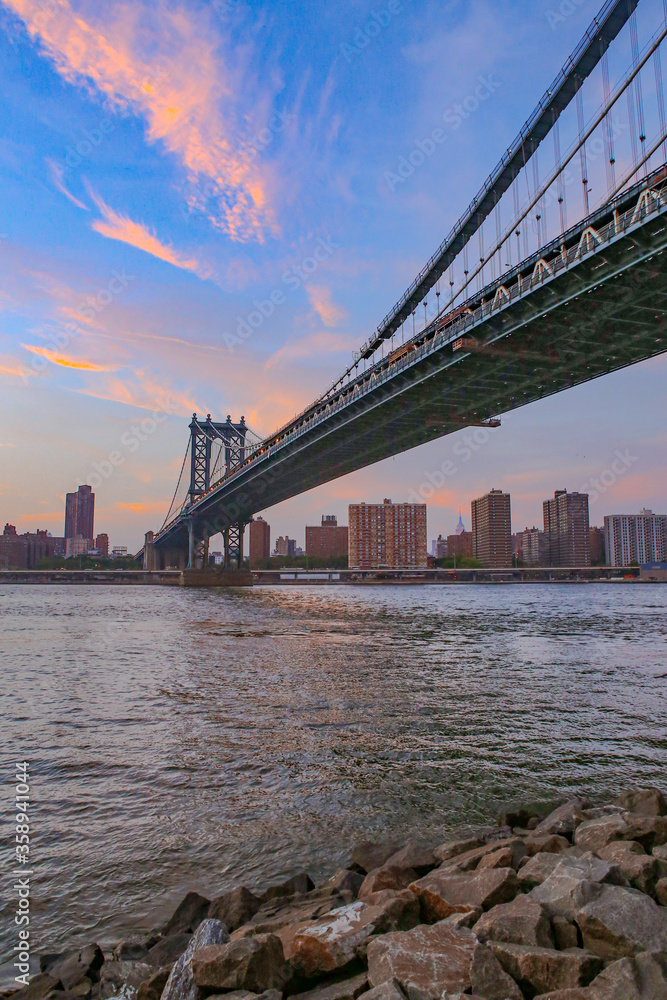 Fototapeta premium Manhattan Bridge i City Skyline o zachodzie słońca