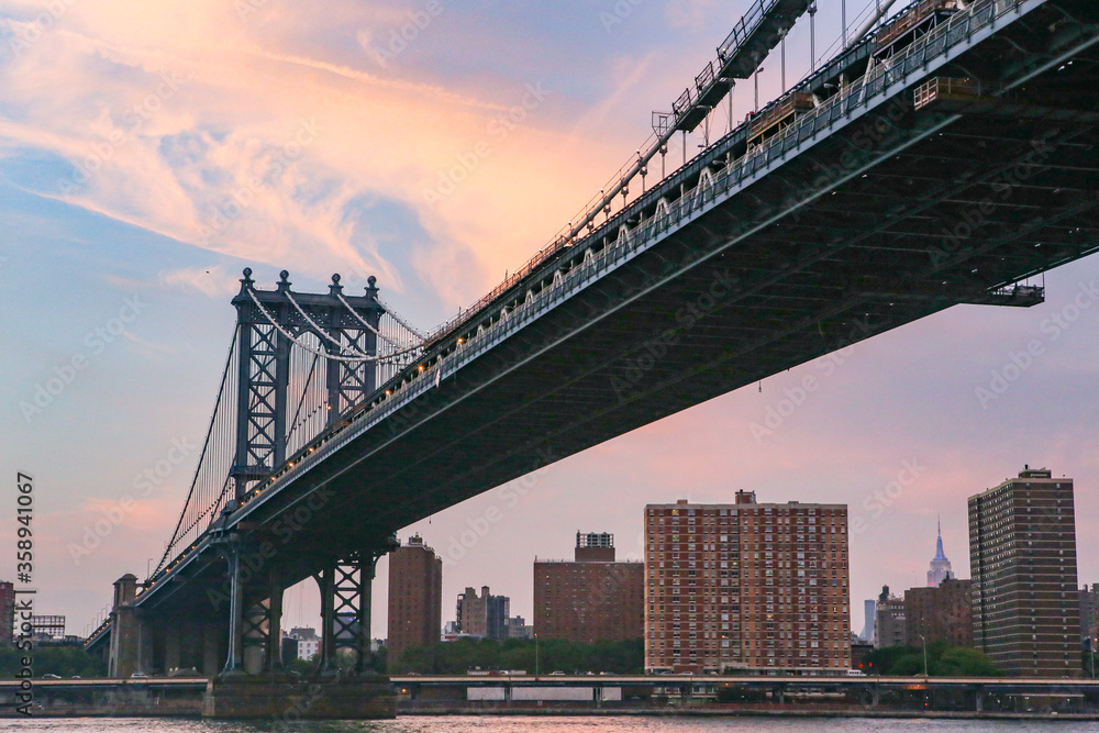 Fototapeta premium Manhattan Bridge and City Skyline at sunset