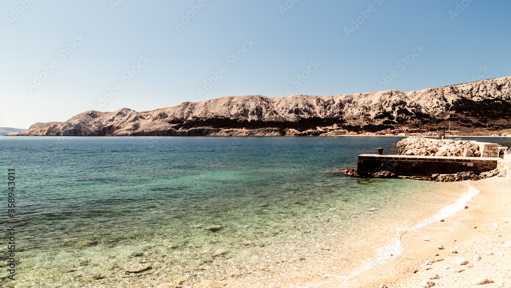 Obraz premium The bay of Baska in a sunny day