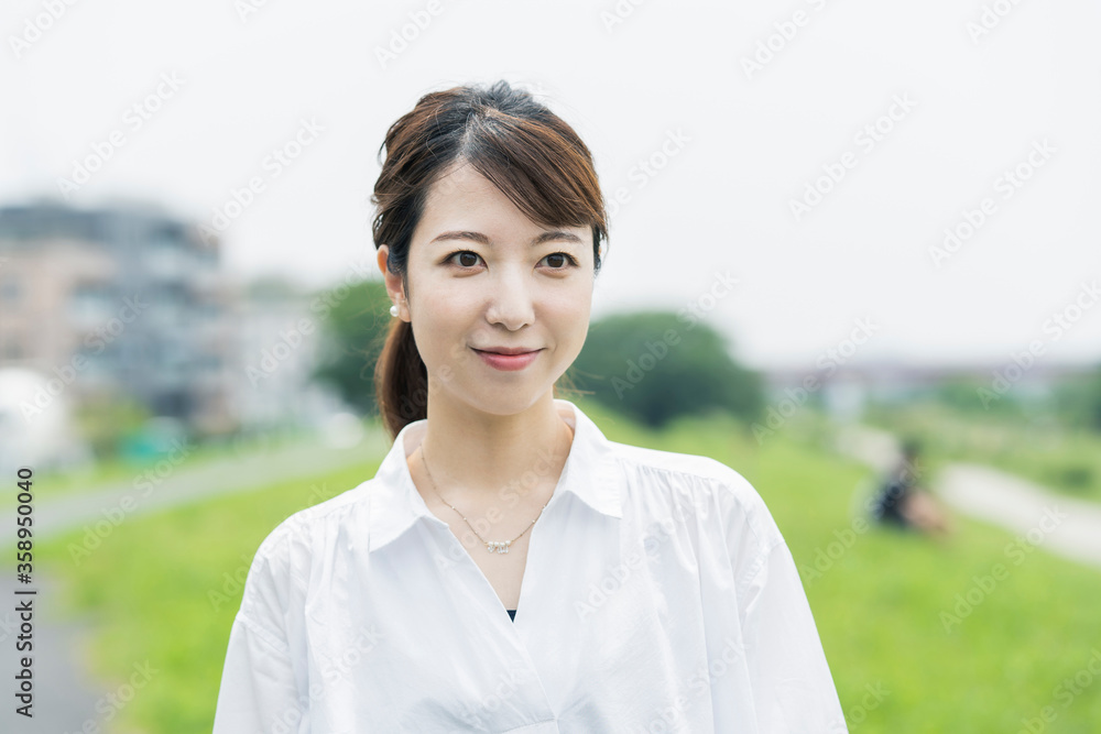 散歩する女性 散歩する女性
