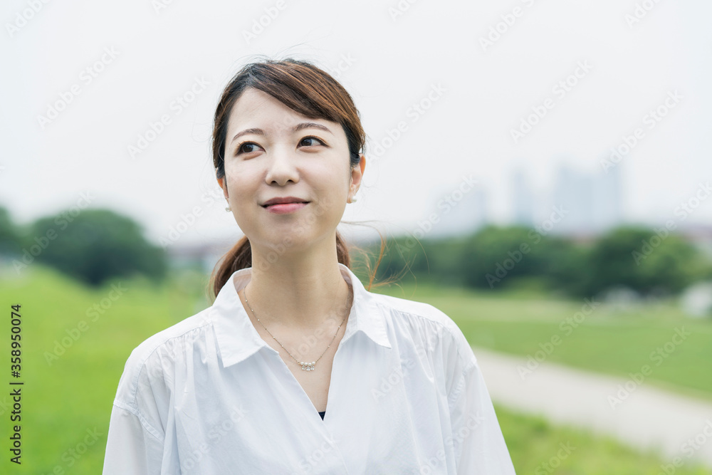 散歩する女性 散歩する女性