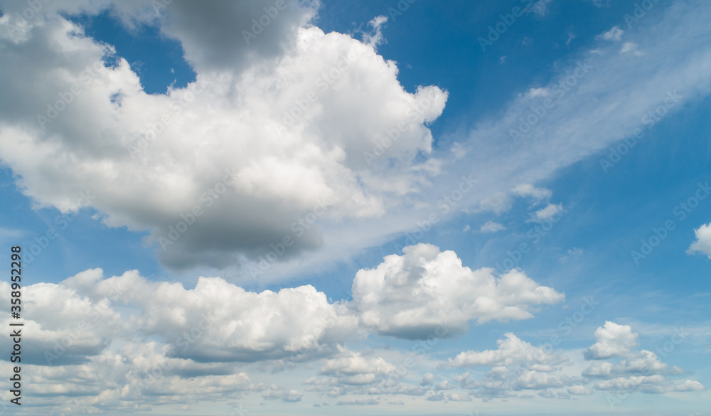 Obraz premium Weiße Wolken und blauer Himmel mit der Drohne fotografiert 