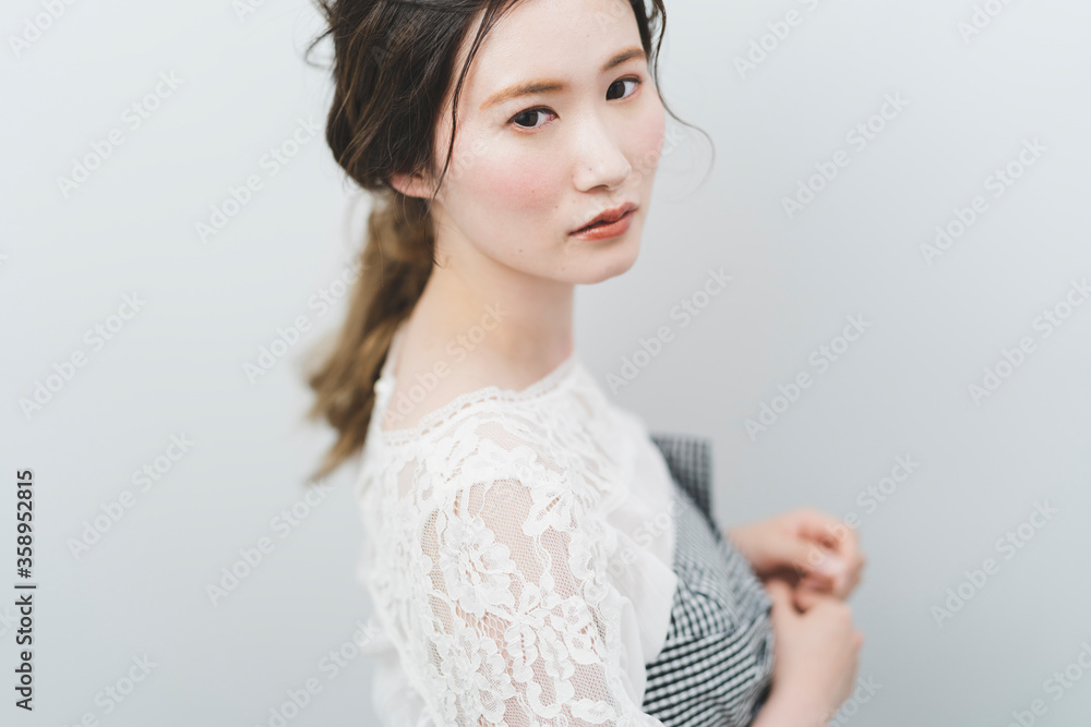 ヘアメイクをした女性 ヘアメイクをした女性