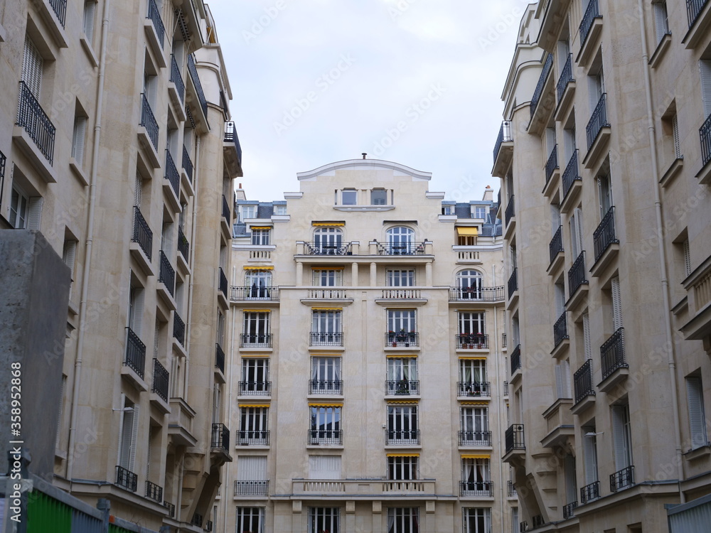 Fototapeta premium Buildings in the 16th district of Paris. (19th June 2020)