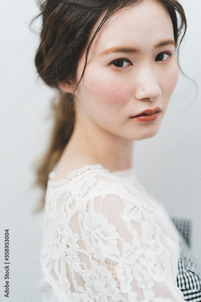 ヘアメイクをした女性 ヘアメイクをした女性
