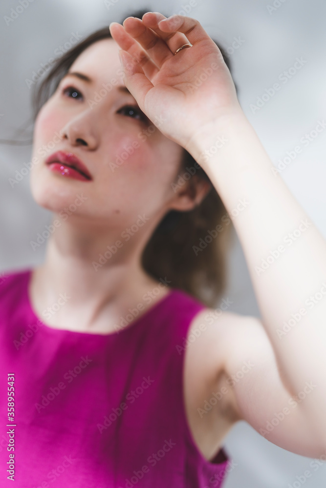 Fototapeta premium ワンピースを着た女性