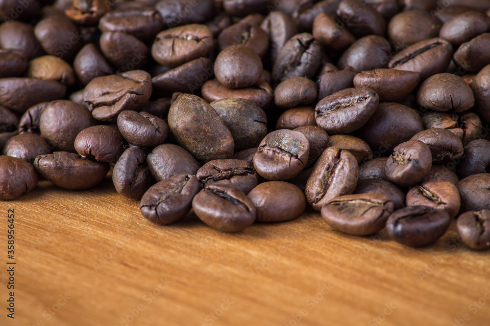 Naklejka premium coffee beans in bulk on a wooden table