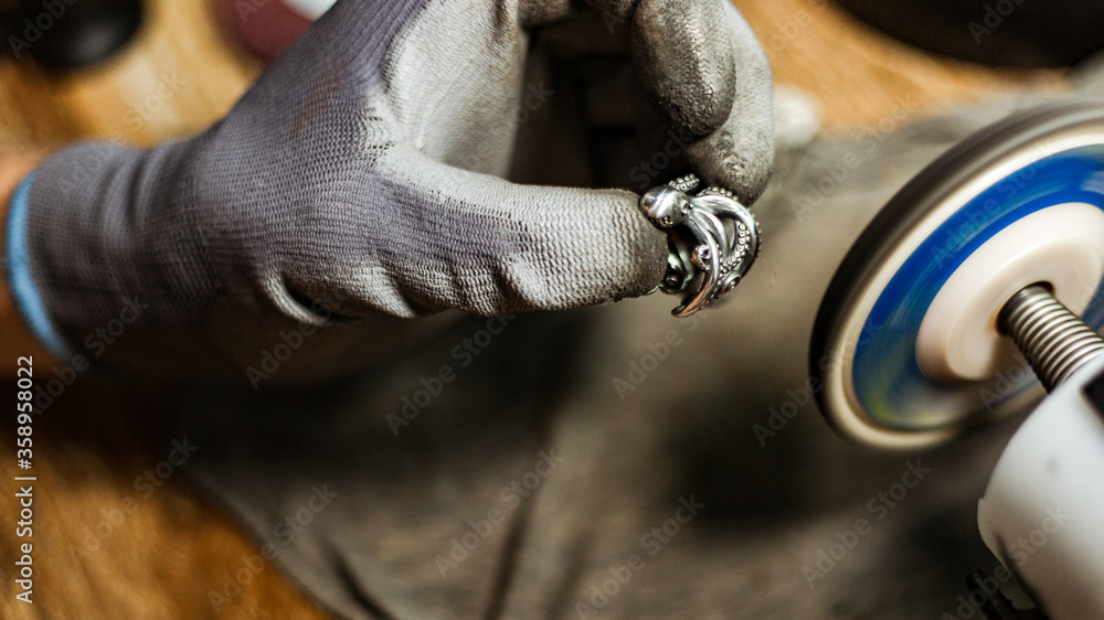 Obraz premium close-up. The jeweler makes a silver ring. On the island of Bali. Indonesia