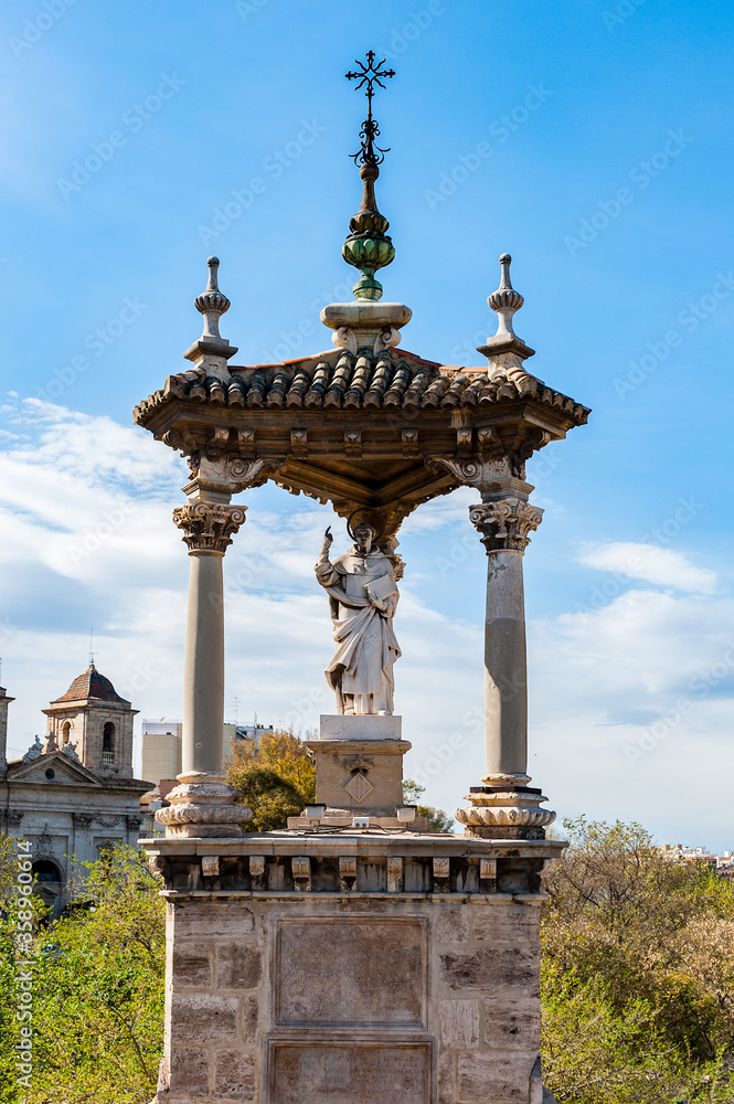 Fototapeta premium It's Statue on the Royal Bridge of Valencia, Spain