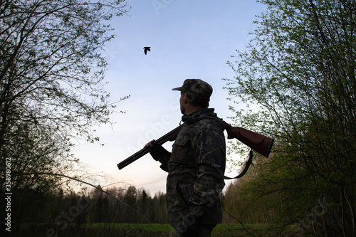 Fotografia the hunter met a flying woodcock late in the evening