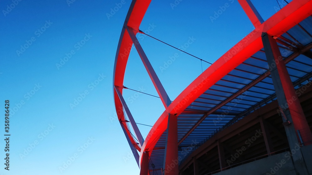 kolorowa konstrukcja dachu stadionu