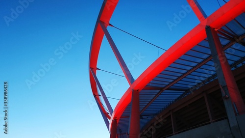 kolorowa konstrukcja dachu stadionu