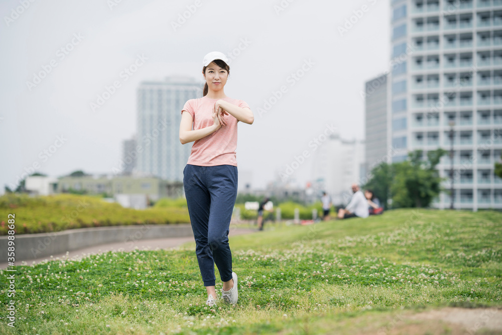 公園で運動する女性