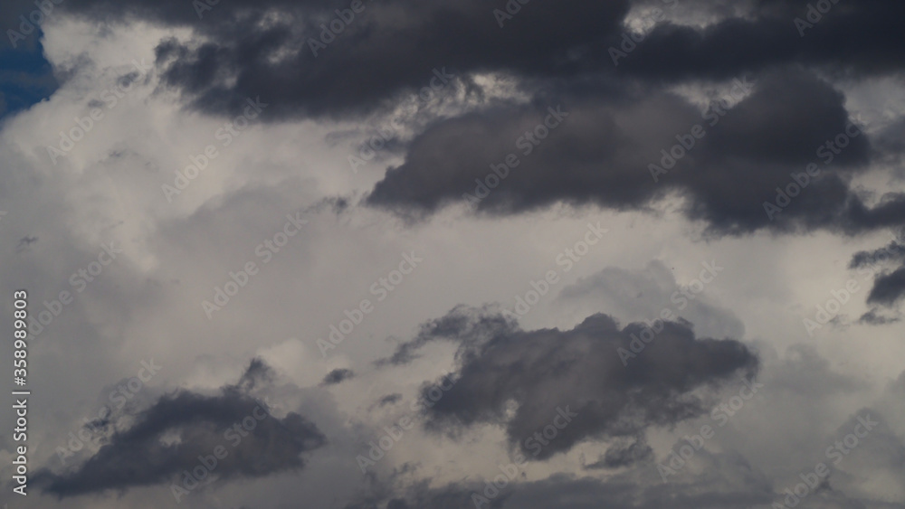 Ciel chaotique, cumulonimbus en arrière-plan et cumulus fractus au premier plan