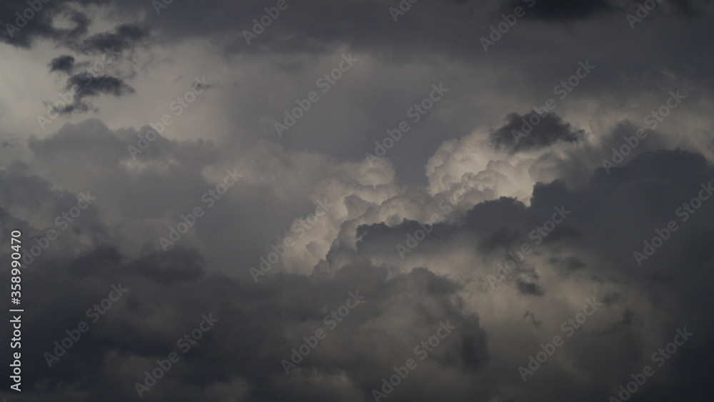 Ciel menaçant, associé à un temps de traîne Ciel menaçant, associé à un temps de traîne