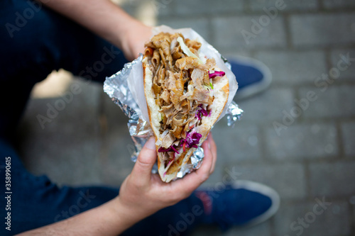 Döner in der Hand auf der Straße essen, Mann, Hand, Detail