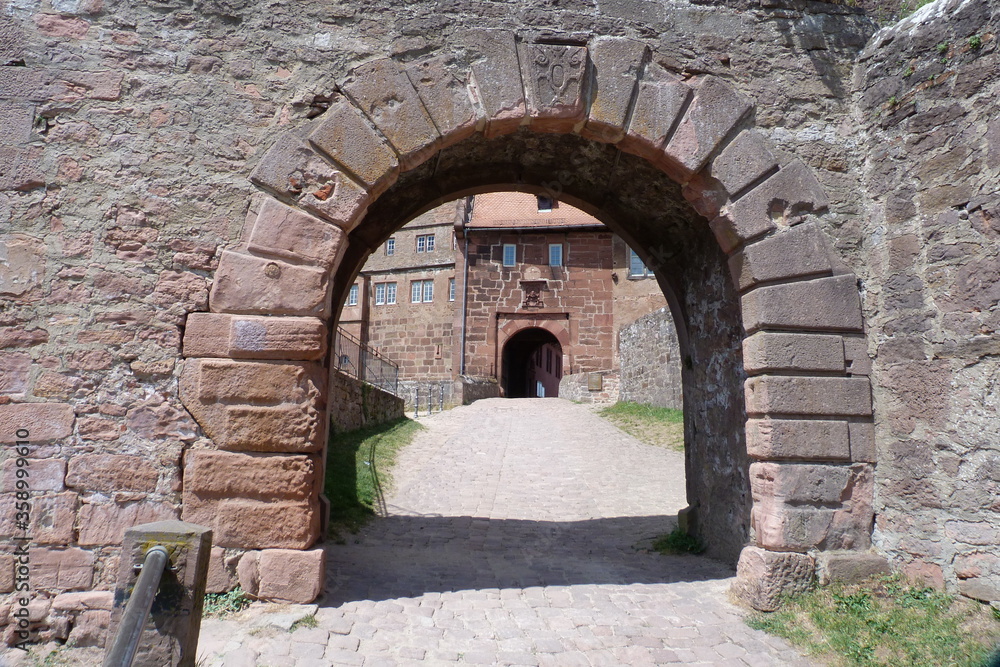 Burgeingang als Burgportal und Doppeltor an der Burg Braunfels als auffälliger Torbogen