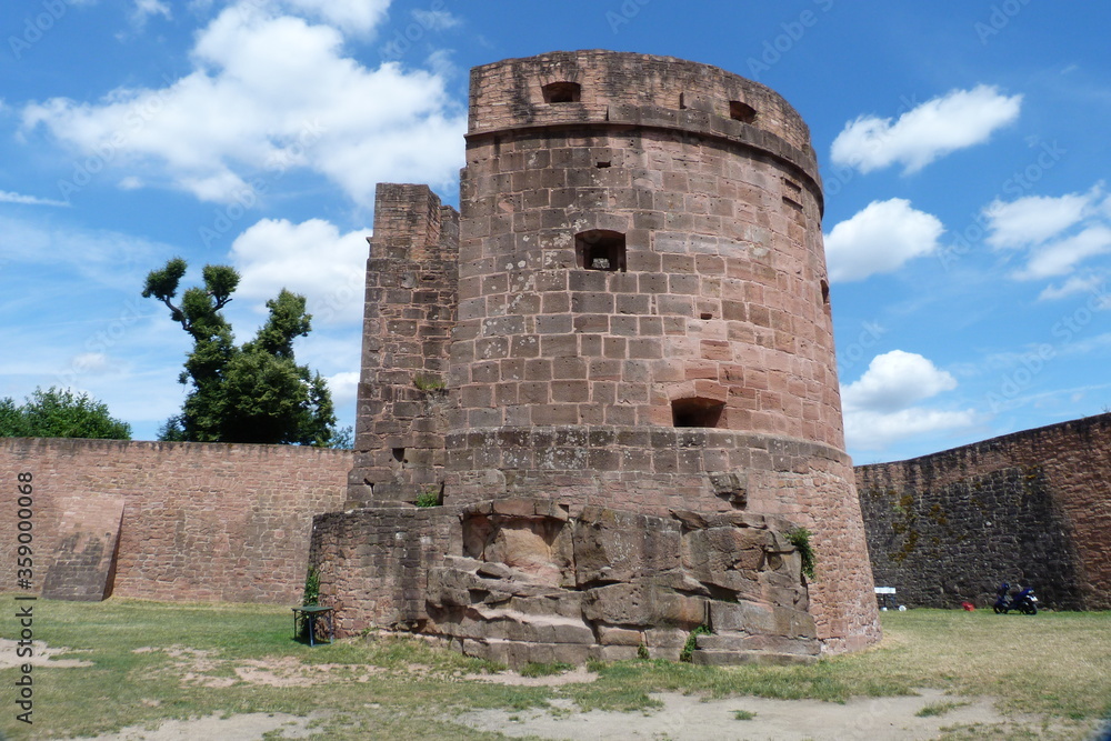 Mittelalterliche Burg Breuberg Michelsturm als Kanonenturm