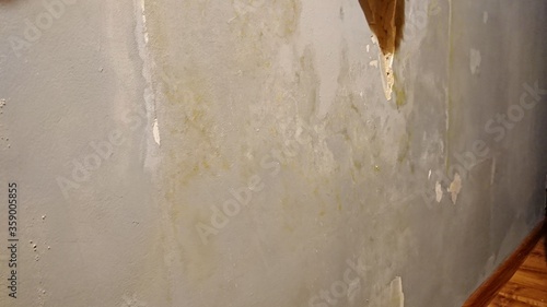 Zalana ściana w budynku po awarii ogrzewania.