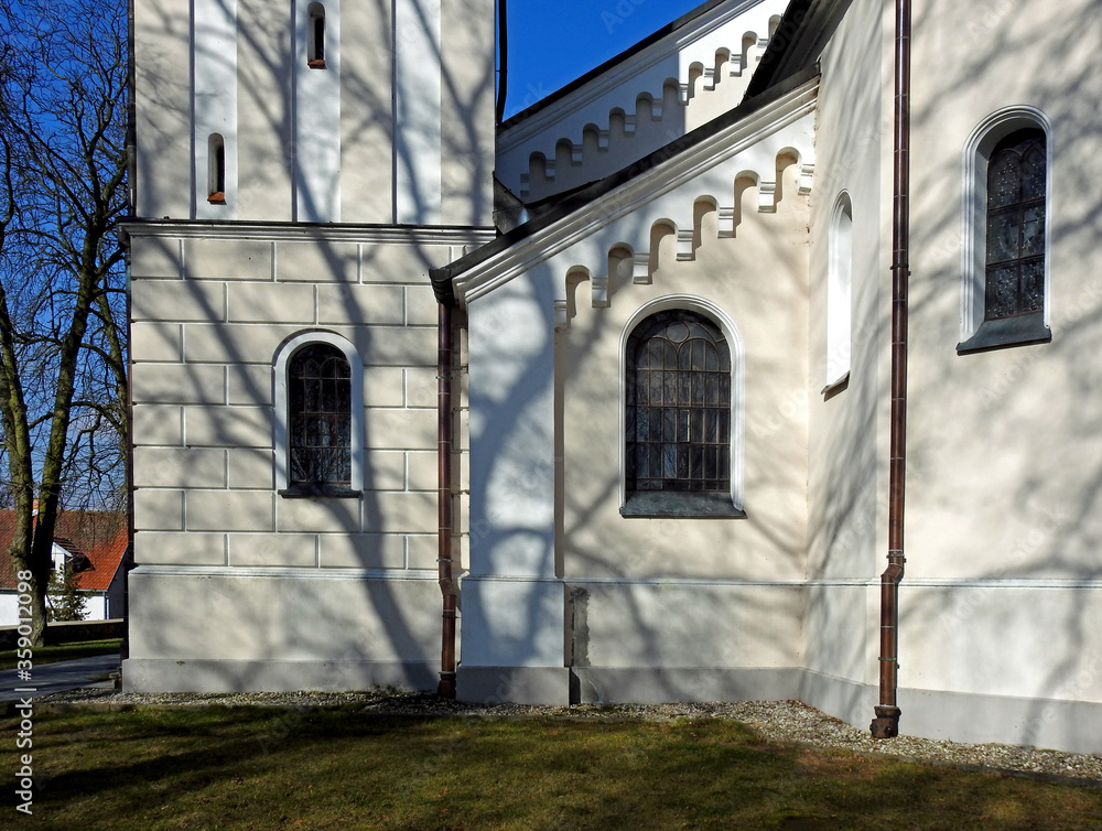 wybudowany w drugiej polowie 19 wieku murowany kosciol katolicki pod wezwaniem swietego jakuba apostola w miejscowosci drozdowo na podlasiu w polsce