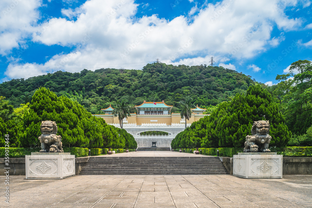 Fototapeta premium Facade of National Palace Museum in Taipei, taiwan.