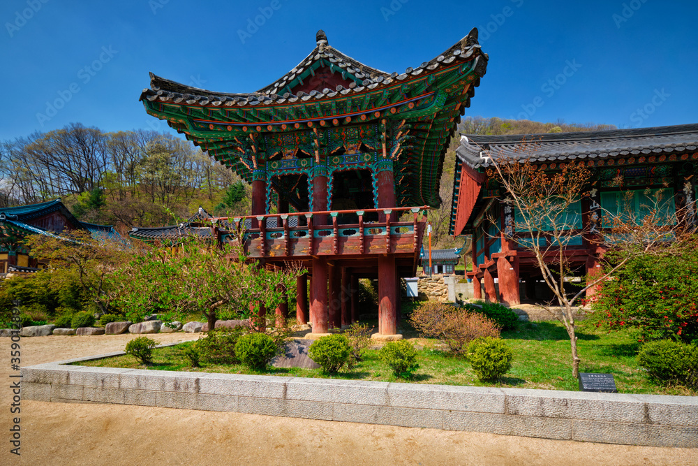 Obraz premium Sinheungsa temple in Seoraksan National Park, Seoraksan, South Korea