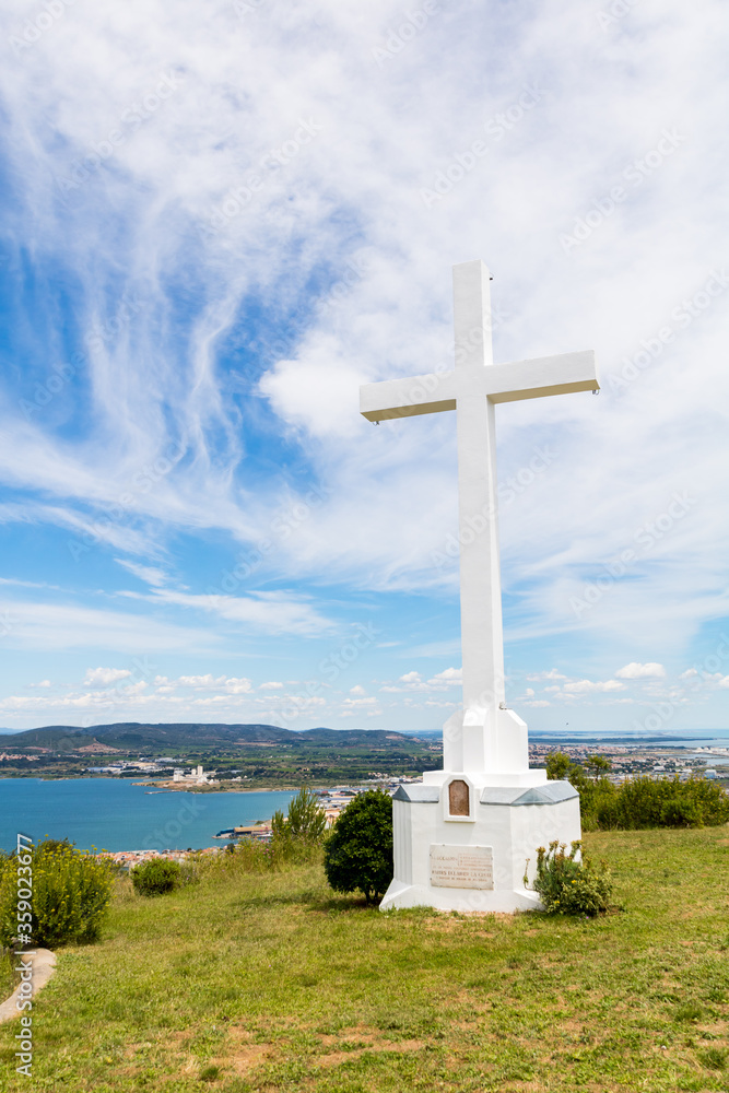 Croix blanche au sommet du Mont Saint-Clair de Sète, avec l’étang de Thau en arrière-plan (Occitanie, France)