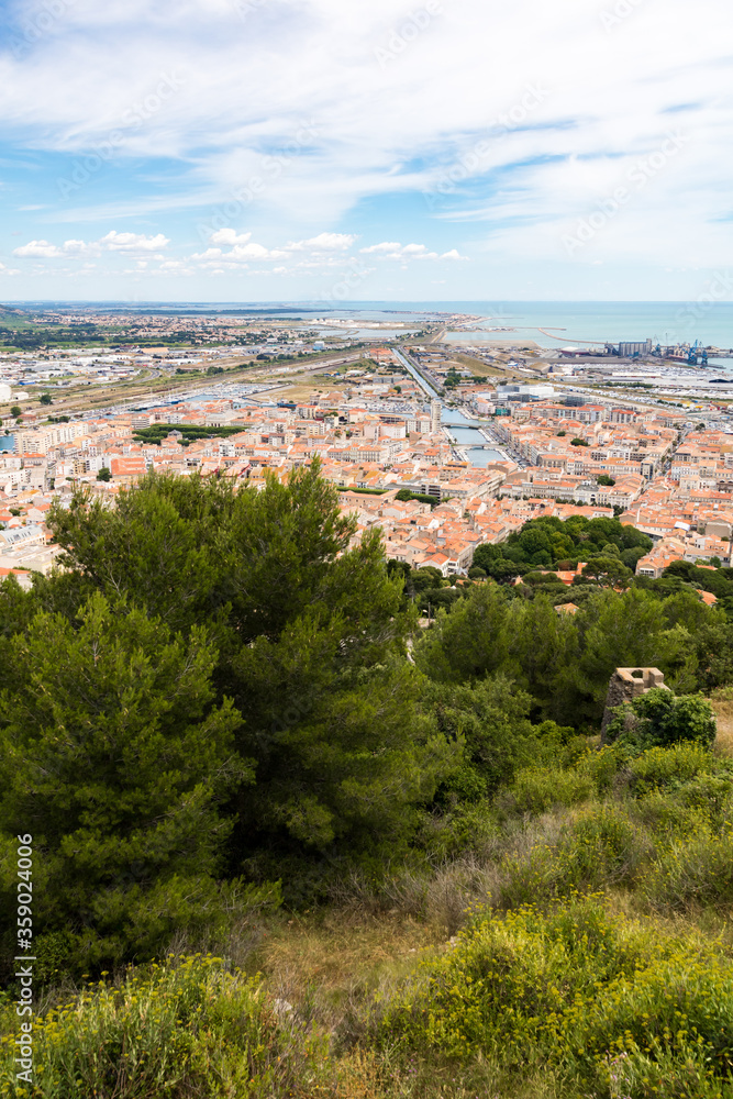 Vue sur la ville de Sète, l’étang de Thau et la mer Méditerranée depuis les hauteurs du Mont Saint-Clair (Occitanie, France)