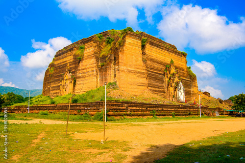 Fotobehang It's Mingun Pahtodawgyi site, is an incomplete monument stupa, begun by King Bod